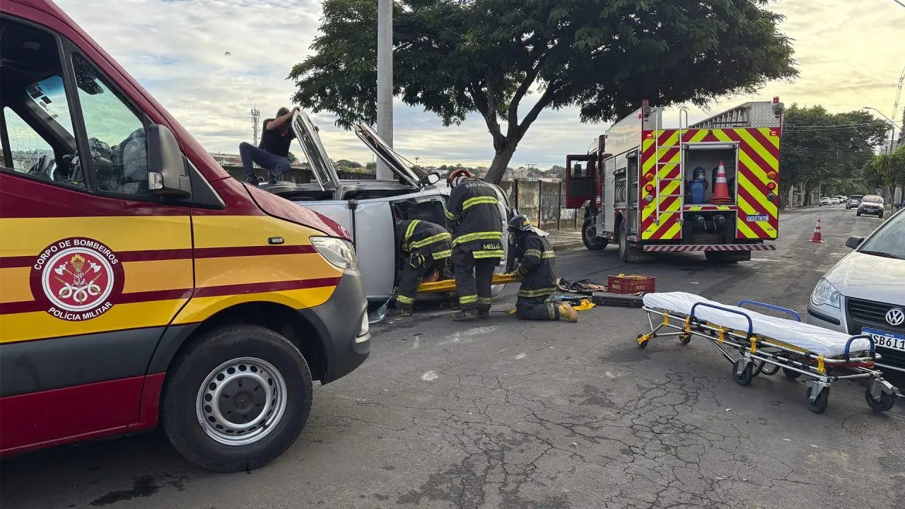 Idoso fica preso às ferragens após atingir veículo na Vila Camargo, em Limeira