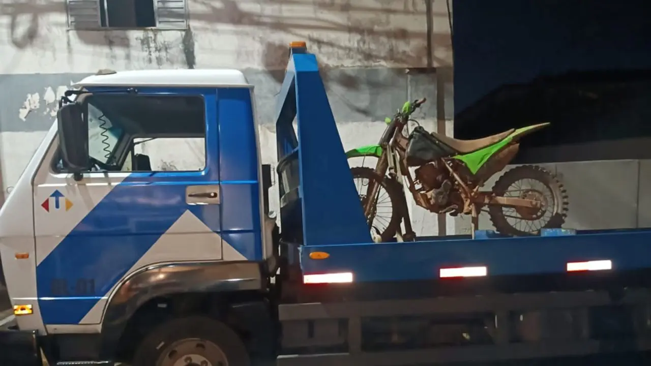 Motociclista é localizado após se perder em trilha e moto com sinais adulterados é apreendida