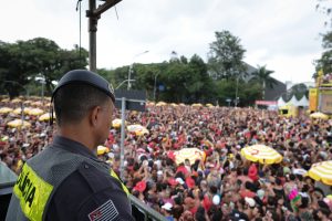 Policiais disfarçados de ETs