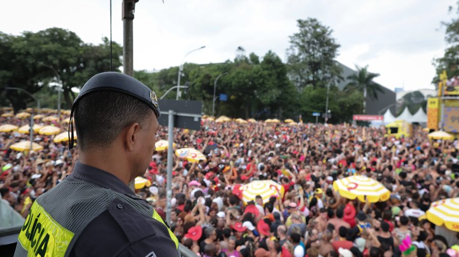 Policiais disfarçados de ETs