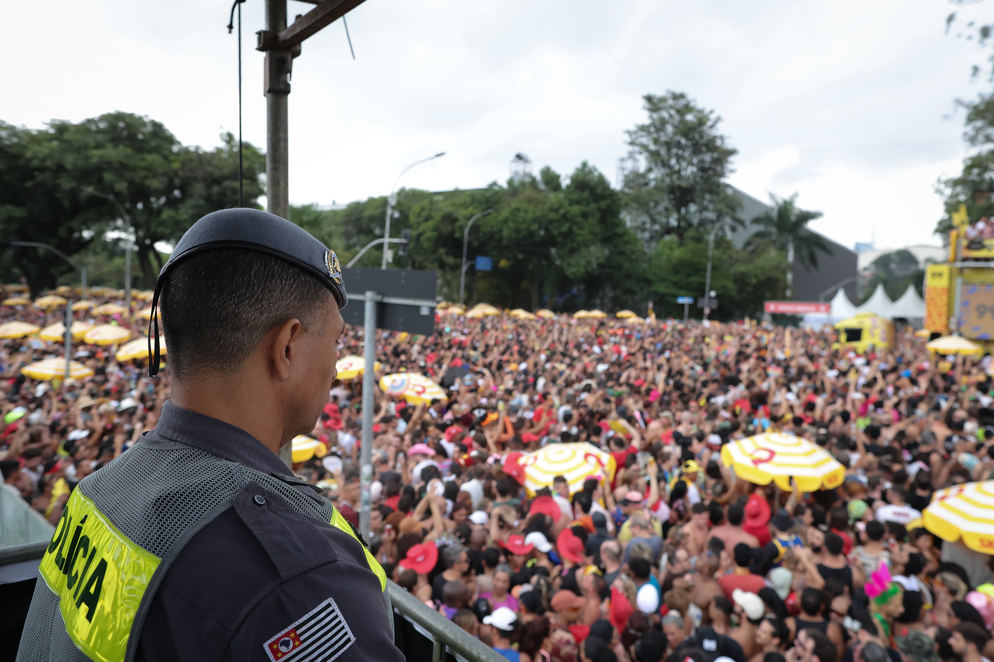 Policiais disfarçados de ETs