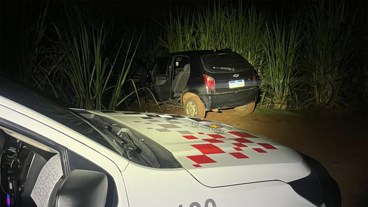 Quatro carros são encontrados abandonados em canavial na zona rural de Limeira