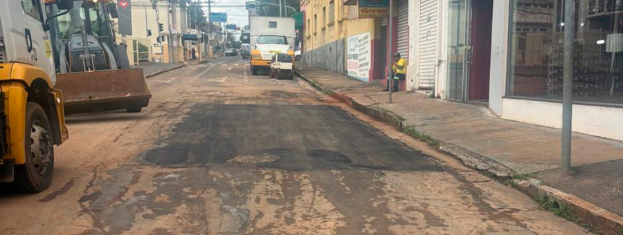 Rua Tiradentes é liberada após manutenção em rede de água pluvial em Limeira