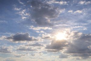 Sol entre nuvens marca sexta-feira em Limeira; fim de semana será de tempo firme