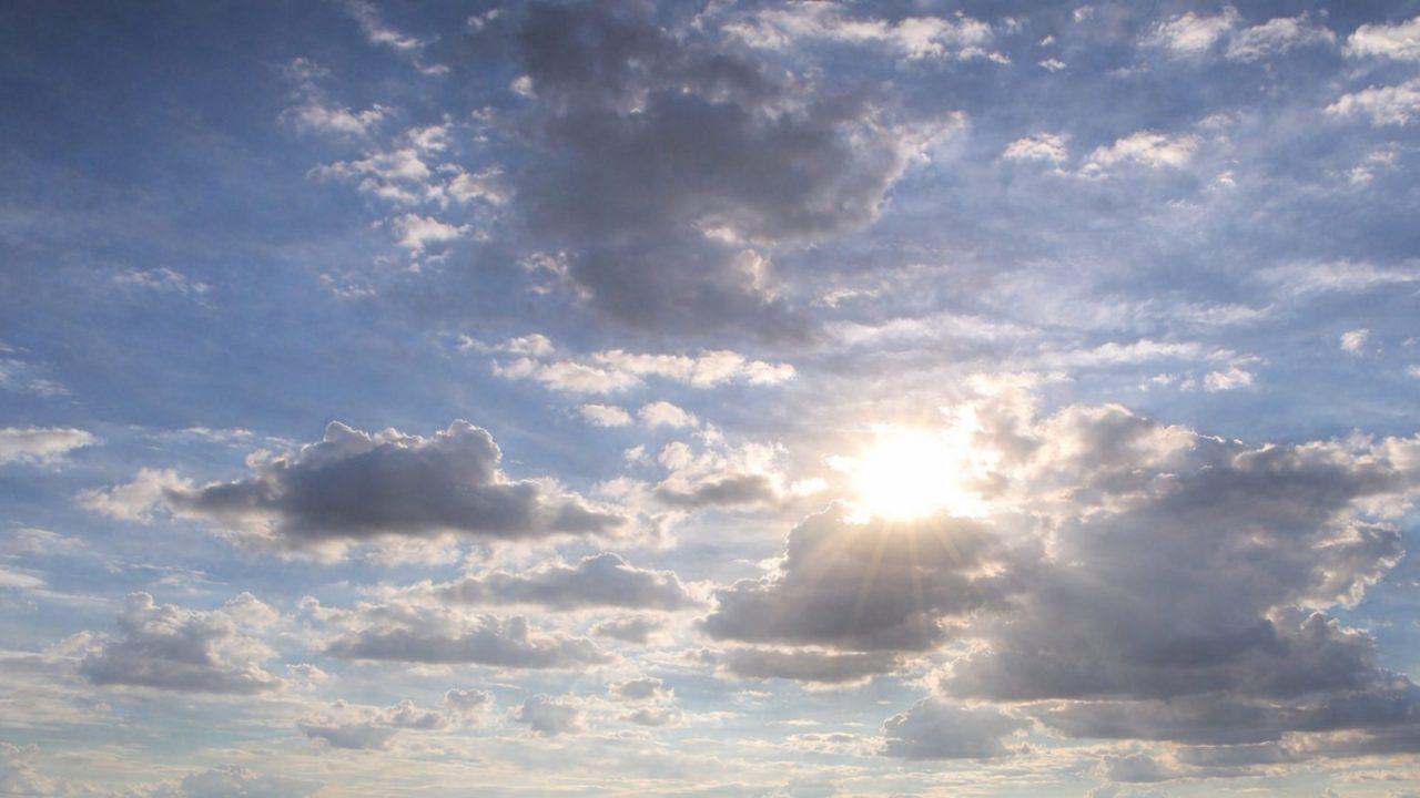 Sol entre nuvens marca sexta-feira em Limeira; fim de semana será de tempo firme
