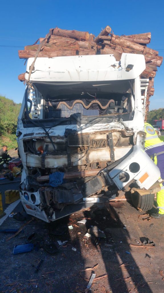 Acidente envolvendo caminhões, carro e moto deixa feridos na SP-304, em Piracicaba