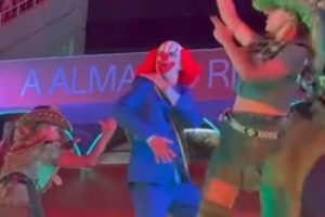 Desfile sobre Lula leva alegoria com palhaço preso em referência a Bolsonaro