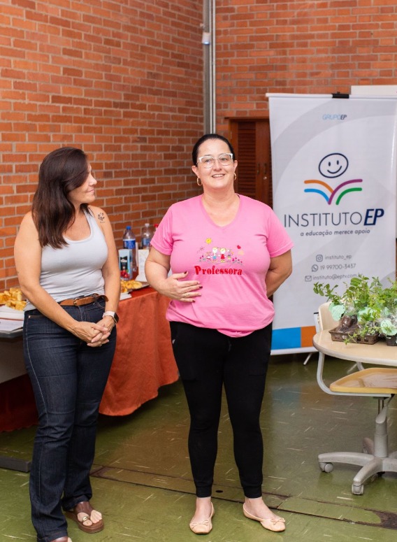 Karina Malatesta (camiseta rosa) professora em Rio Claro