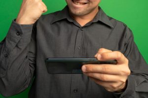 jovem comemorando ganho em loteria online