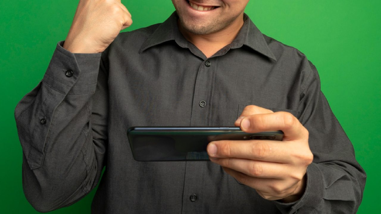 jovem comemorando ganho em loteria online