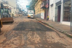 Rua Tiradentes é liberada após manutenção em rede de água pluvial em Limeira