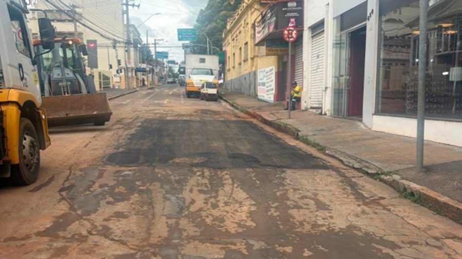 Rua Tiradentes é liberada após manutenção em rede de água pluvial em Limeira