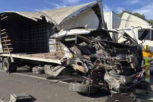 Batida entre carreta e caminhão baú deixa dois homens feridos na Anhanguera, em Limeira