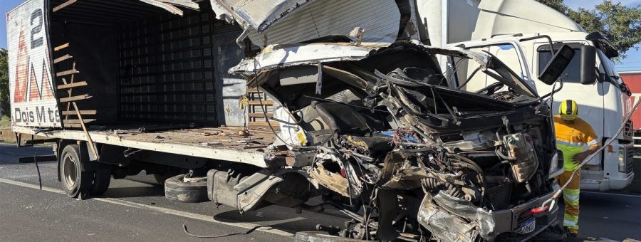 Batida entre carreta e caminhão baú deixa dois homens feridos na Anhanguera, em Limeira