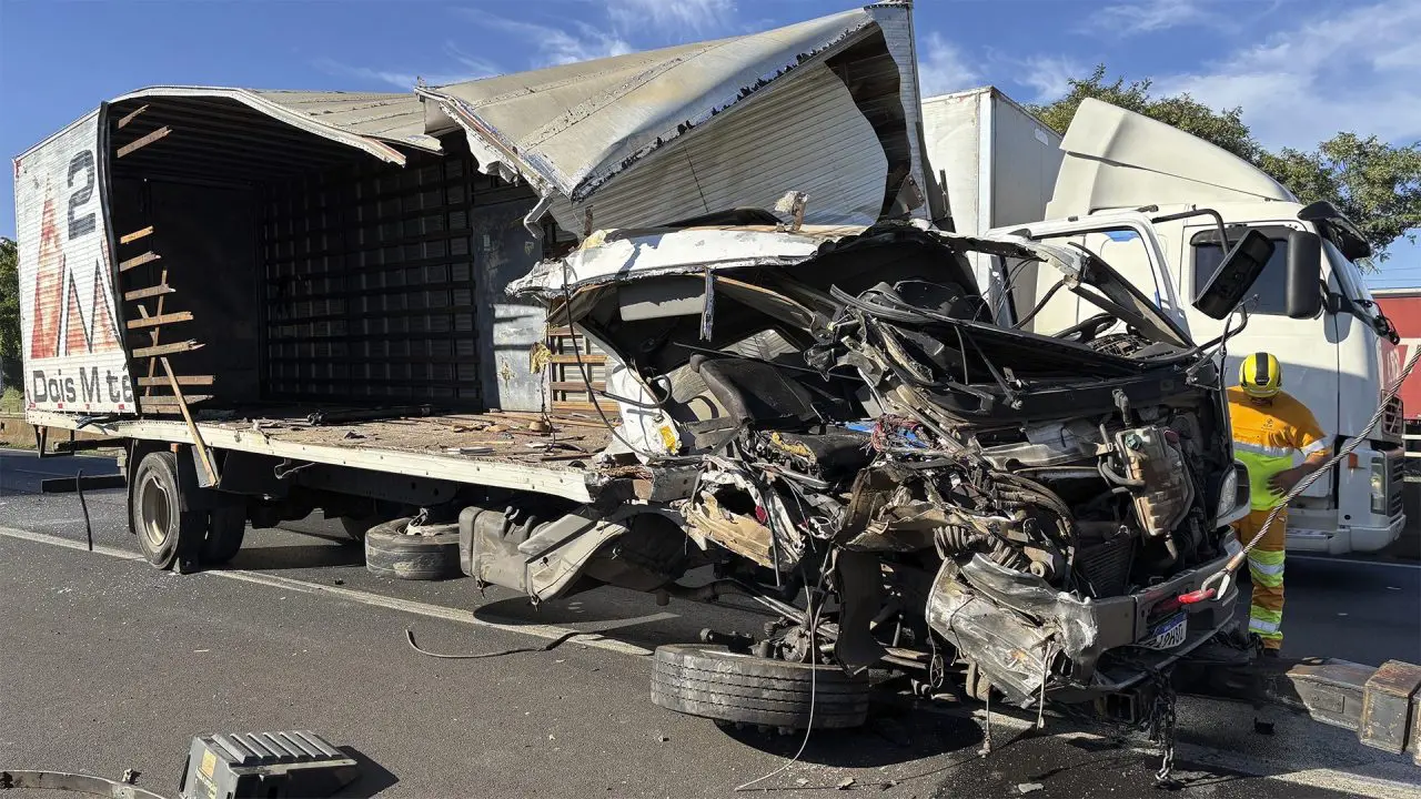 Batida entre carreta e caminhão baú deixa dois homens feridos na Anhanguera, em Limeira