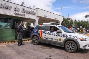 Bolsonaro recebe alta e chega em casa para cumprir prisão domiciliar