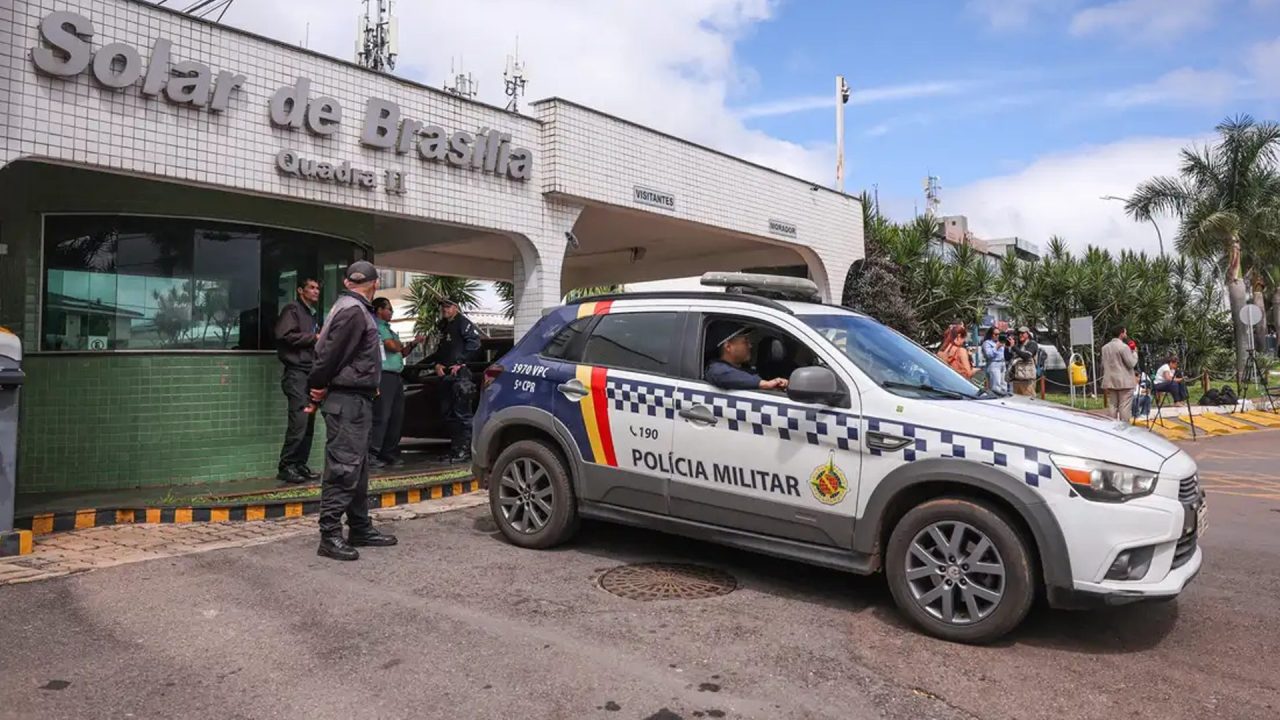 Bolsonaro recebe alta e chega em casa para cumprir prisão domiciliar