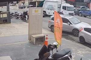 Caminhão da coleta de lixo bate na traseira de veículo que realizava manobra na Av. Campinas, em Limeira