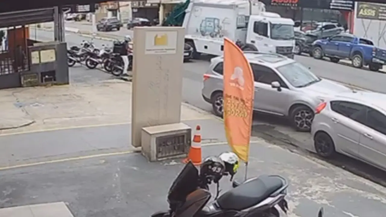 Caminhão da coleta de lixo bate na traseira de veículo que realizava manobra na Av. Campinas, em Limeira