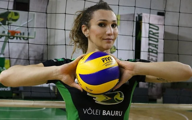 Cármen Lúcia libera participação de Tiffany em jogo e atleta é recebida por torcida com festa