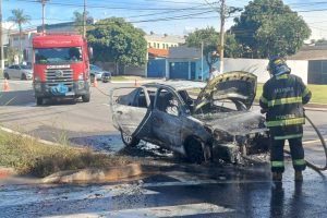 Carro pega fogo em Limeira 4