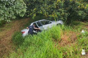Carro sai da pista e motorista é retirado de barranco após acidente em Limeira