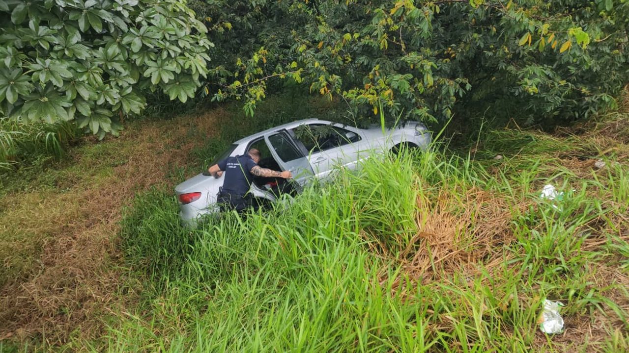 Carro sai da pista e motorista é retirado de barranco após acidente em Limeira