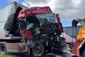 Colisão entre caminhões provoca congestionamento na Rodovia Anhanguera em Americana