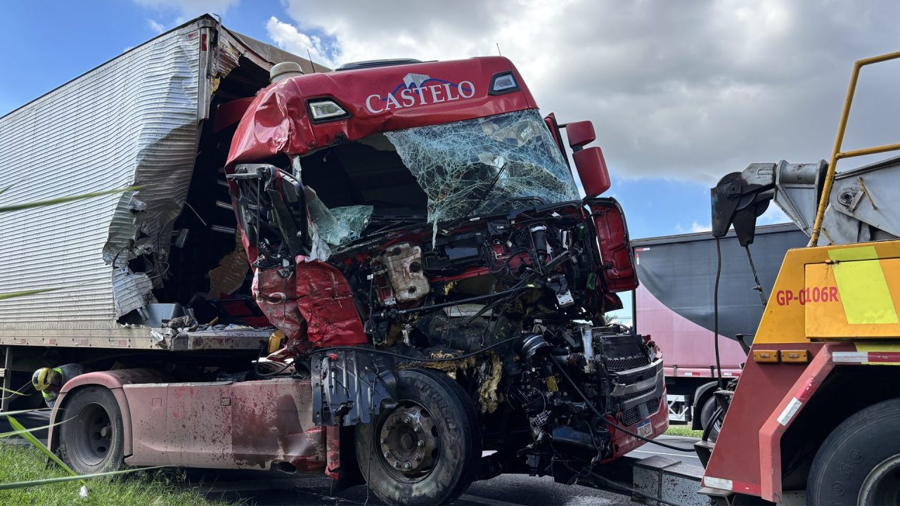 Colisão entre caminhões provoca congestionamento na Rodovia Anhanguera em Americana
