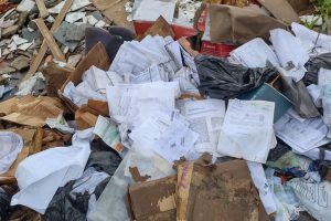 Documentos de processo de 2018 da Prefeitura de Limeira são encontrados em área verde de Mongaguá