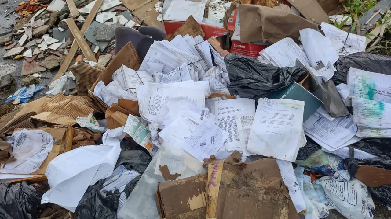 Documentos de processo de 2018 da Prefeitura de Limeira são encontrados em área verde de Mongaguá