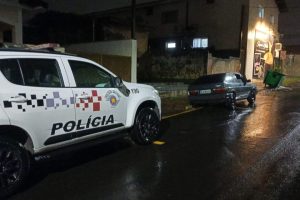 Dupla é presa após perseguição e carro com placa adulterada em Limeira