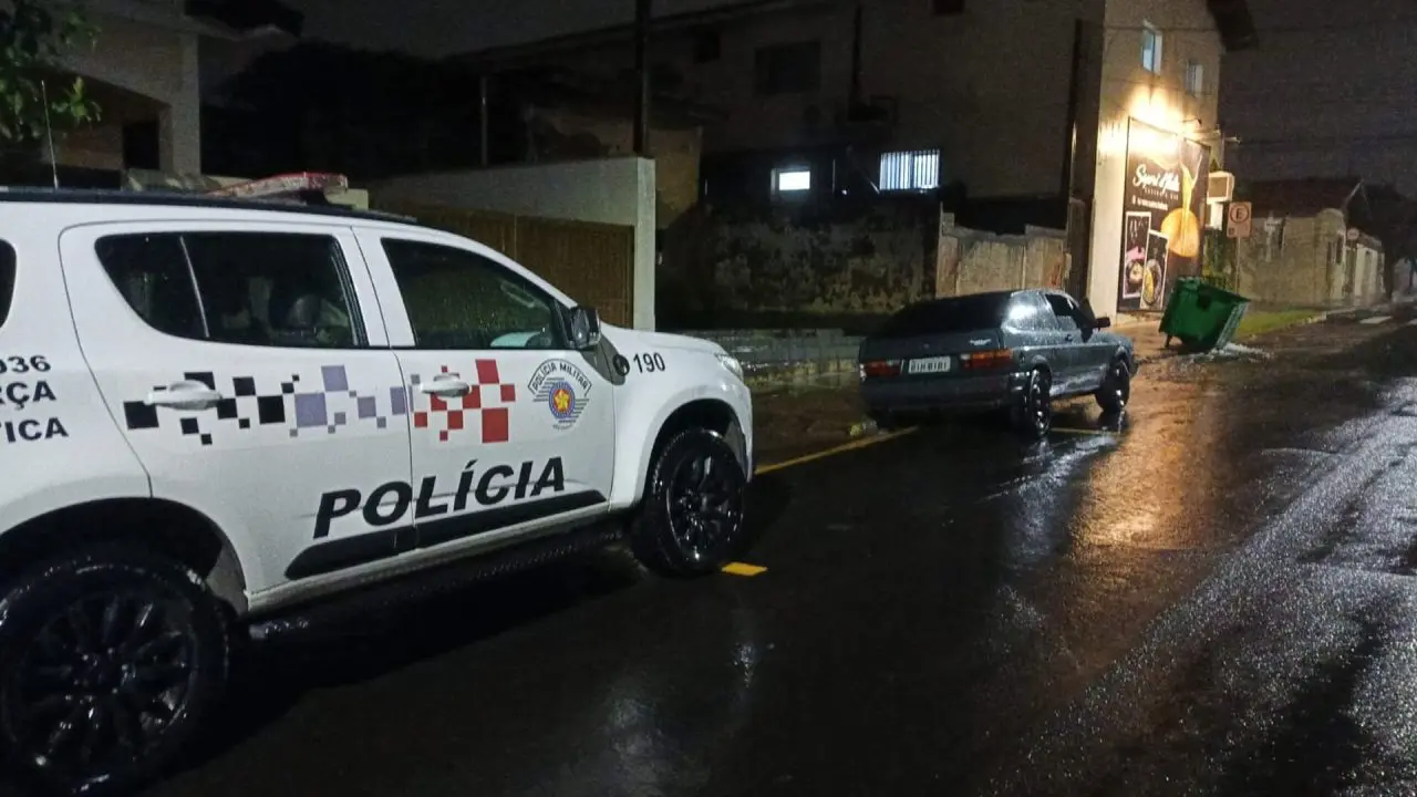 Dupla é presa após perseguição e carro com placa adulterada em Limeira