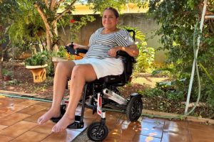 Edilaine adquire cadeira de rodas motorizada após doação de empresário