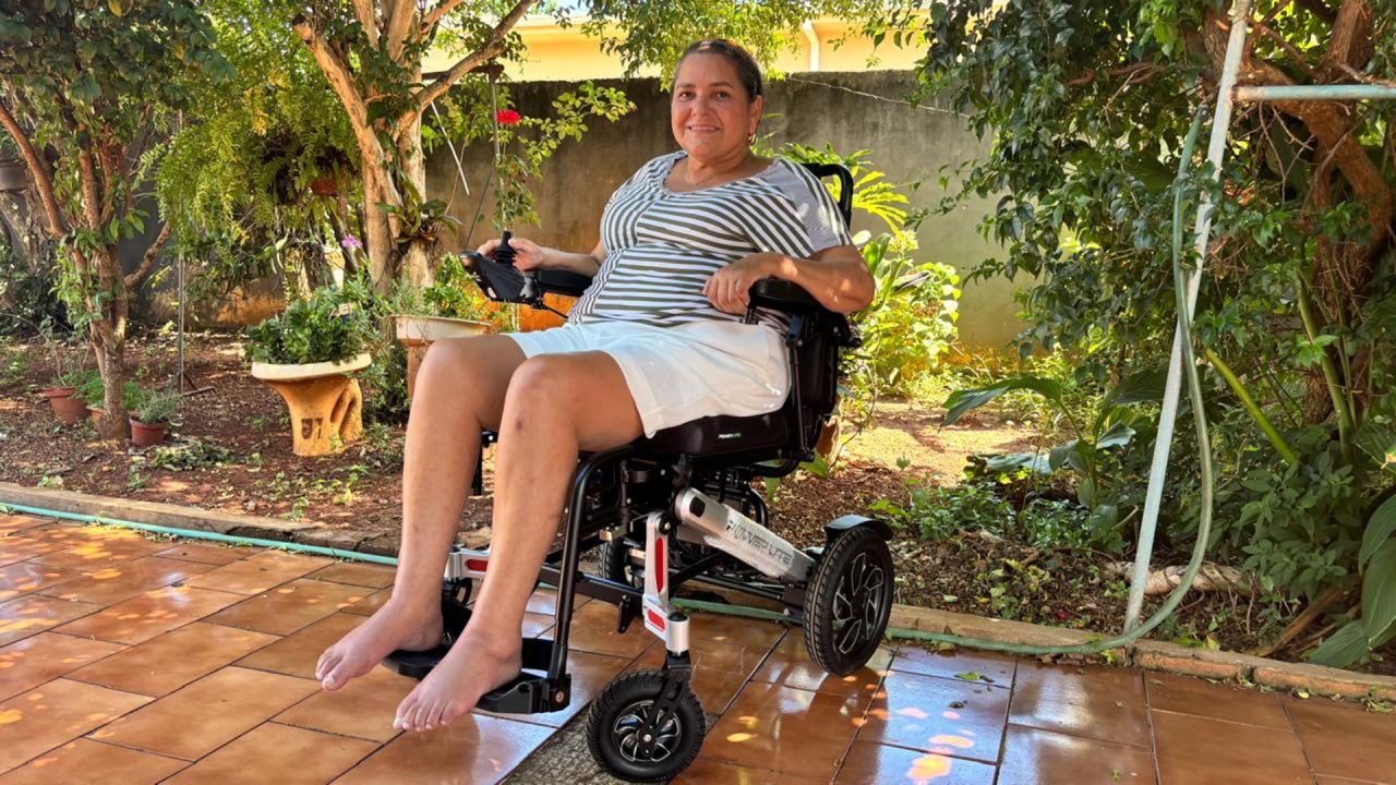 Edilaine adquire cadeira de rodas motorizada após doação de empresário