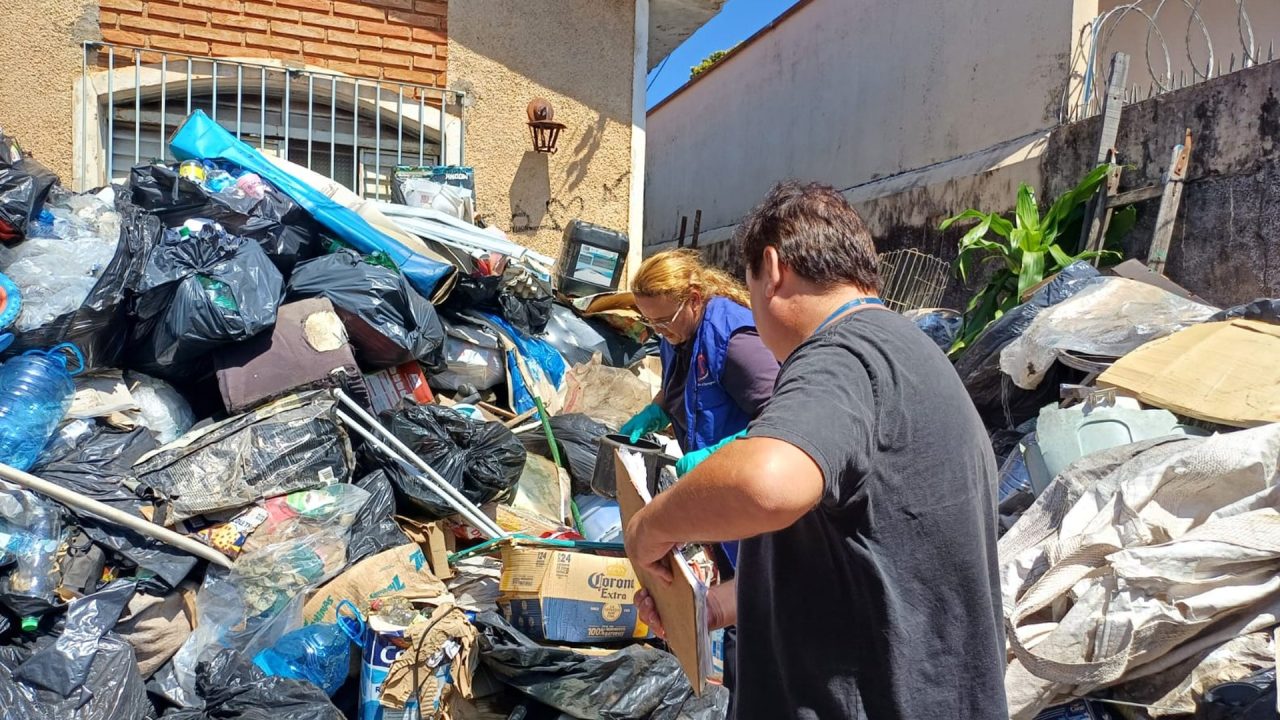 Força-tarefa remove lixo acumulado em imóvel no Jd. São Paulo, em Limeira