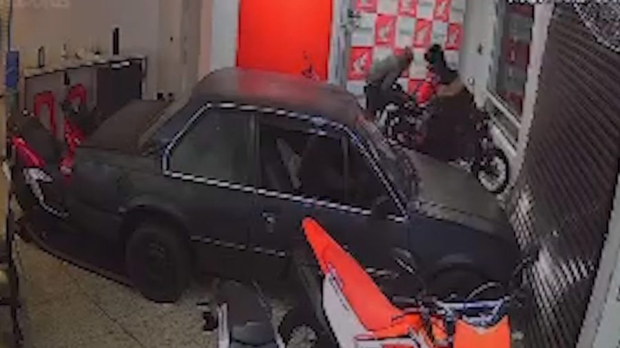 Grupo usa carro para arrombar portão e furtar motos de concessionária em Limeira