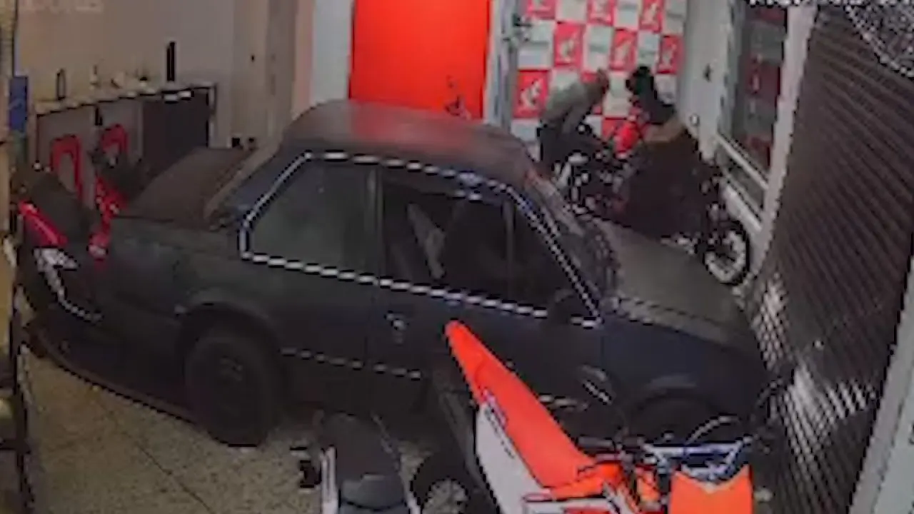 Grupo usa carro para arrombar portão e furtar motos de concessionária em Limeira