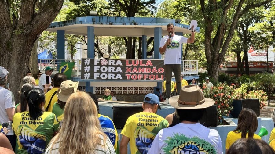 Manifestantes se reúnem na Praça Toledo Barros em ato do movimento ‘Acorda Limeira’