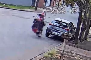 Motoboy bate em veículo estacionado após empinar moto em Limeira