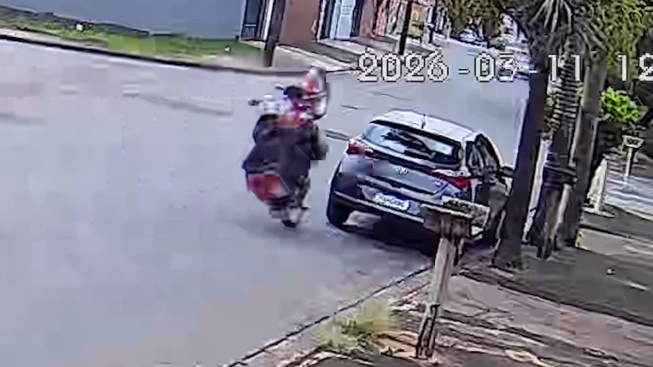 Motoboy bate em veículo estacionado após empinar moto em Limeira