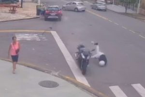 Motociclista colide contra poste após atingir veículo que fazia conversão na Av. Eduardo Peixoto, em Limeira