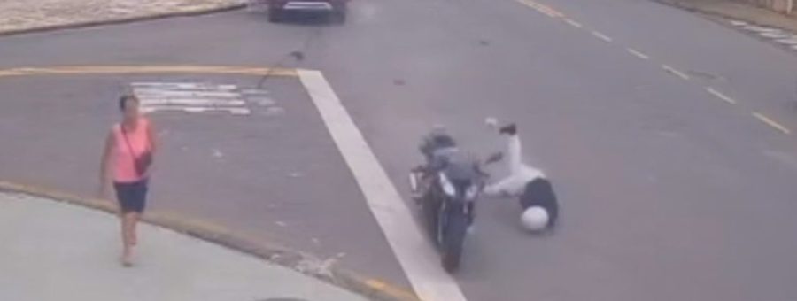 Motociclista colide contra poste após atingir veículo que fazia conversão na Av. Eduardo Peixoto, em Limeira