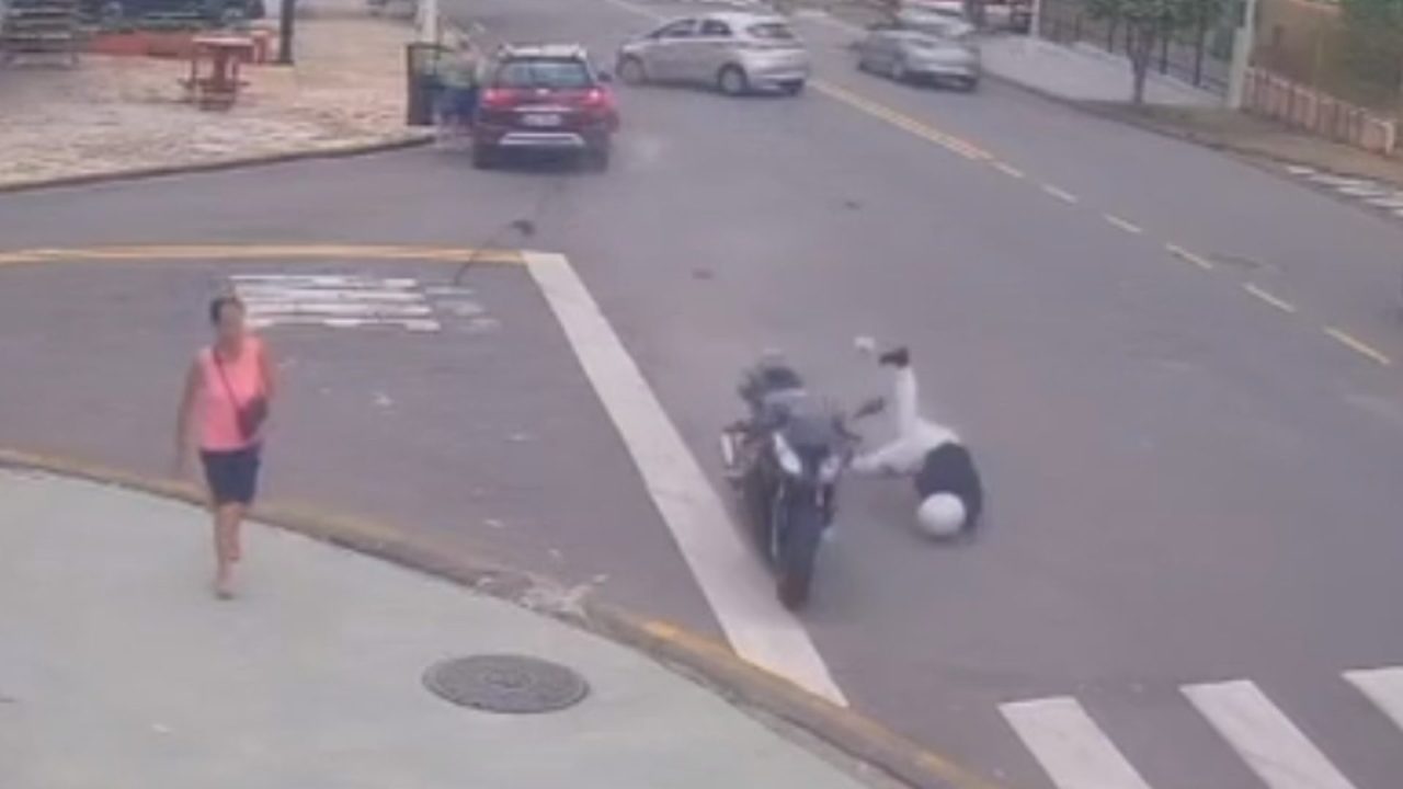 Motociclista colide contra poste após atingir veículo que fazia conversão na Av. Eduardo Peixoto, em Limeira