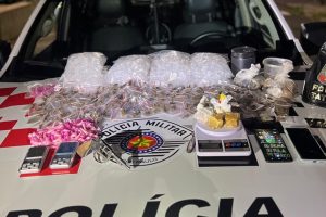 PM prende casal com mais de 800 porções de drogas e arma no Olindo de Lucca, de Limeira