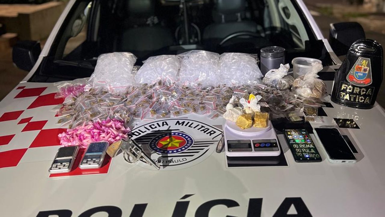 PM prende casal com mais de 800 porções de drogas e arma no Olindo de Lucca, de Limeira