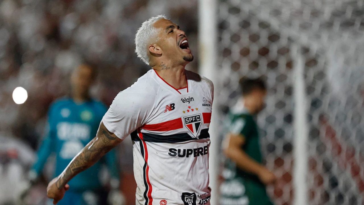 Palmeiras leva virada do Vasco e São Paulo assume a liderança na estreia de Roger Machado