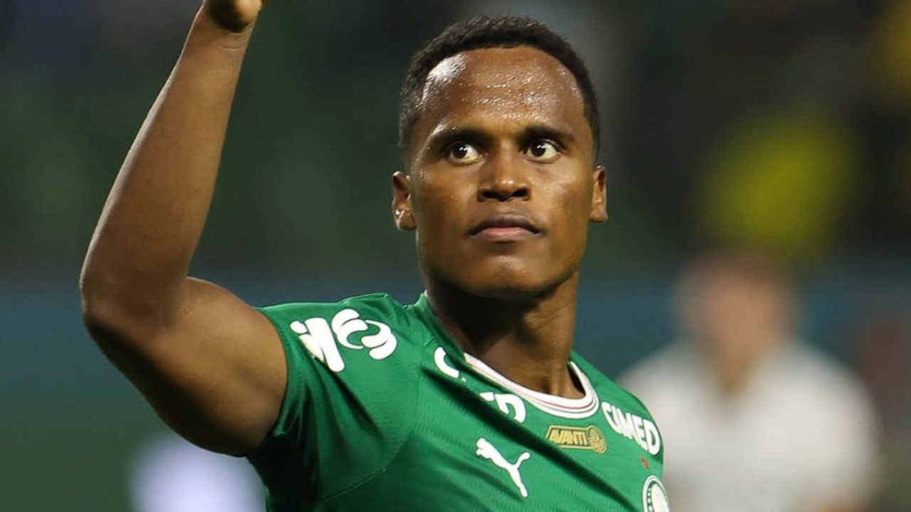 Palmeiras vence Botafogo e assume liderança com tropeço do São Paulo