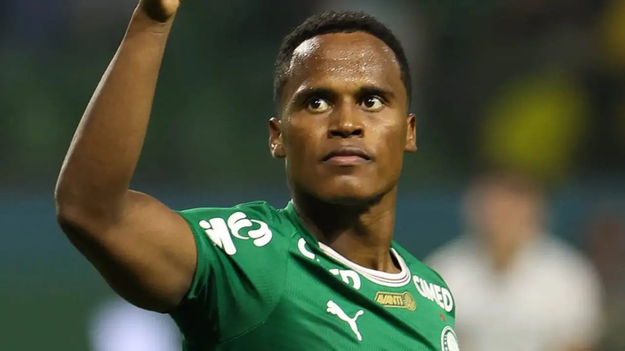 Palmeiras vence Botafogo e assume liderança com tropeço do São Paulo
