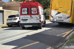 Passageira de ônibus cai e bate a cabeça após freada brusca em Limeira